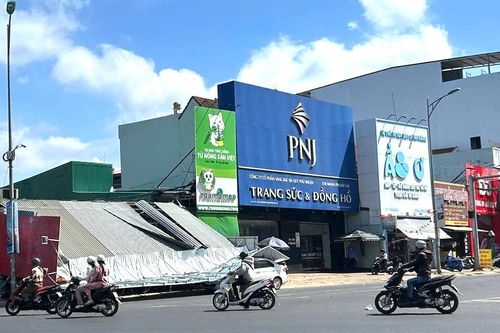 Đắk Lắk: Biển hiệu quảng cáo sập trúng hàng loạt ô tô, xe máy, một người trọng thương