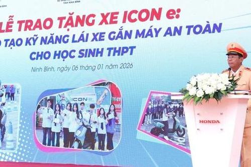 Công an tỉnh Ninh Bình phối hợp trao tặng xe Honda ICONe cho học sinh
