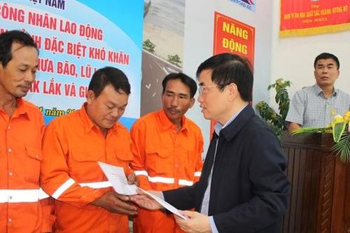 Cục Đường bộ Việt Nam thăm, tặng quà công nhân bị thiệt hại do mưa lũ