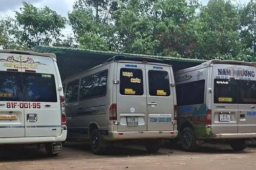 Hai xe khách chặn đầu giành khách trên QL14C đều chạy dù