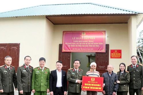 Công an tỉnh Hà Tĩnh bàn giao nhà cho hộ dân bị thiệt hại do bão lũ