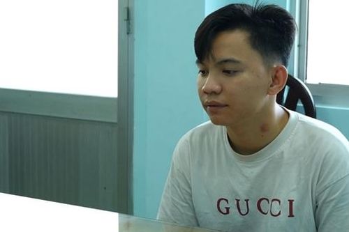 Thanh niên thủ súng đi dạo phố gặp phải Cảnh sát tuần tra