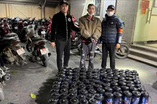 Y5/141 phát hiện kho chứa hơn 100 bình 'khí cười'