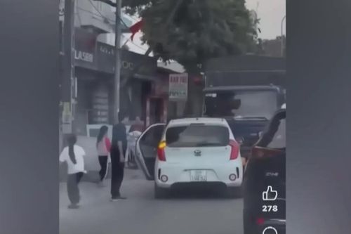 Xử phạt ô tô đỗ ngược chiều gây ùn tắc giao thông
