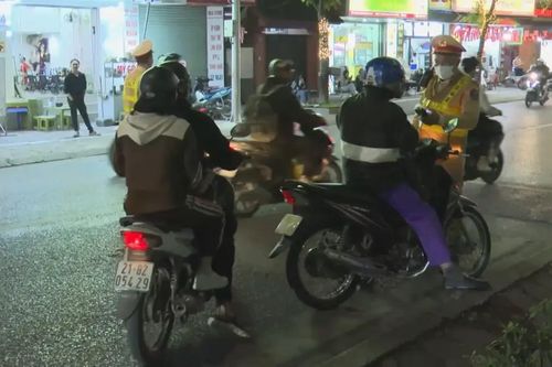 CSGT Hà Nội hóa trang xử lý vi phạm nồng độ cồn