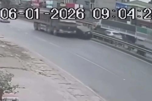 Xe tải chuyển làn ẩu gây tai nạn giao thông
