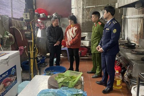 Phát hiện, xử lý 1 nhà hàng sử dụng người trực tiếp chế biến thức ăn chưa được xác nhận tập huấn kiến thức an toàn vệ sinh thực phẩm