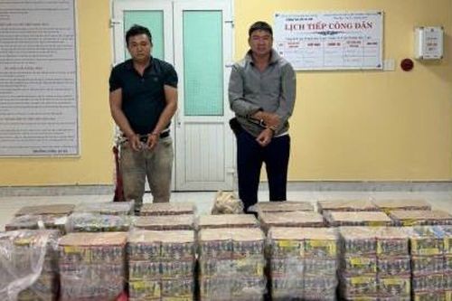 Bắt 2 đối tượng vận chuyển pháo lậu số lượng lớn từ nước ngoài vào Việt Nam