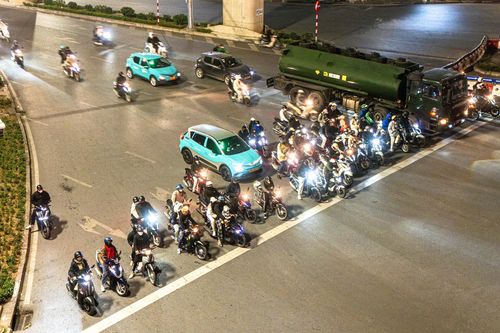 Đường Hà Nội thưa vắng trong đêm rét 10°C, tài xế vẫn dừng ngay ngắn chờ đèn đỏ