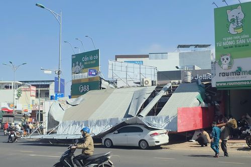 Biển hiệu cửa hàng điện thoại đổ sập ở Đắk Lắk, một người bị thương nặng