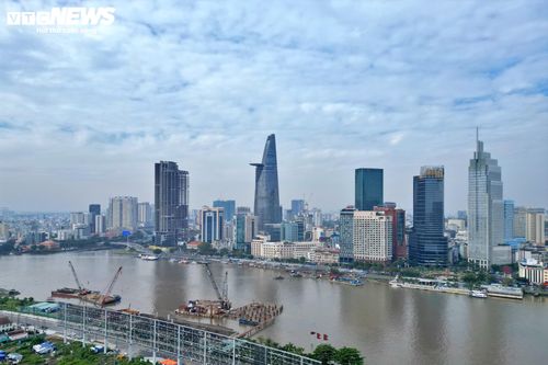 Cầu đi bộ nghìn tỷ qua sông Sài Gòn dần lộ diện sau 9 tháng thi công