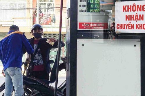 Có tiền không mua được xăng: Quy định 'lạ' gây bức xúc