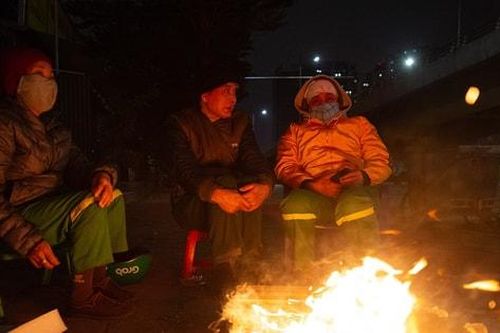 Nhịp sống trong đêm rét đậm ở Hà Nội