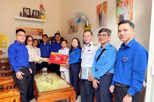 Tuổi trẻ TPHCM viết tiếp hành trình 'Mang yêu thương gửi về biển, đảo'