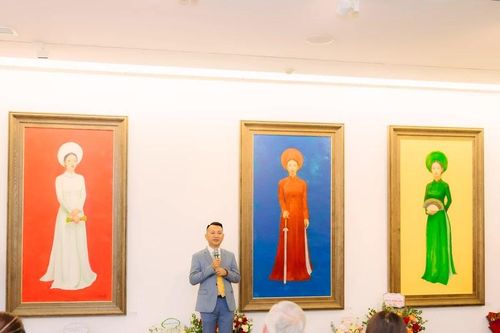 Thiếu nữ dịu dàng trong những bức tranh 'Giữa sắc và không'