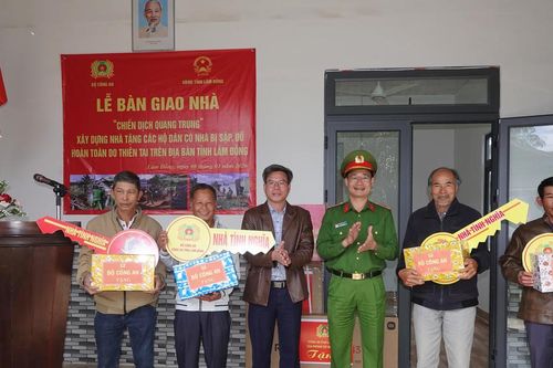 Lâm Đồng: Bàn giao 4 căn nhà mới được xây dựng trong 'Chiến dịch Quang Trung'