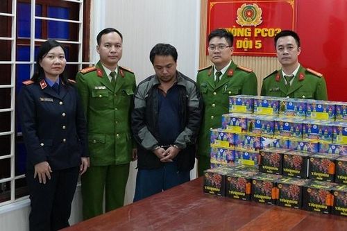 Nhân viên giao hàng chuyển phát nhanh thiết lập đường dây mua bán pháo