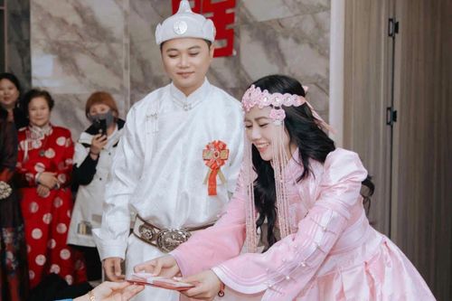 Cô dâu Việt lấy chồng Nội Mông, sốc khi đi thử váy cưới