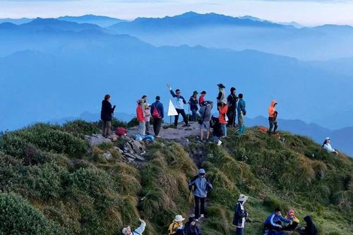 Chinh phục Lùng Cúng: Bắt đầu từ nhịp sống bản Mông