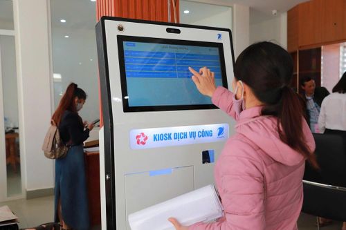 Tiên phong đưa rô bốt AI, Gia Lai hỗ trợ giải quyết thủ tục hành chính cho người dân