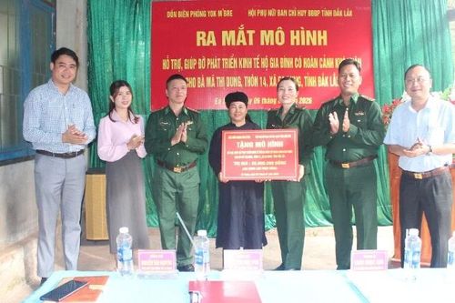 Trao mô hình sinh kế cho gia đình có hoàn cảnh khó khăn tại xã biên giới Ea Bung