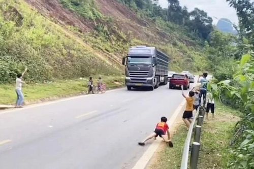 Quảng Trị: Trẻ em đứng bên đường vẫy tay ô-tô qua lại tiềm ẩn nguy cơ tai nạn giao thông