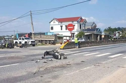 Quảng Trị: Va chạm giữa xe máy và ô-tô khách khiến 3 người bị thương nặng