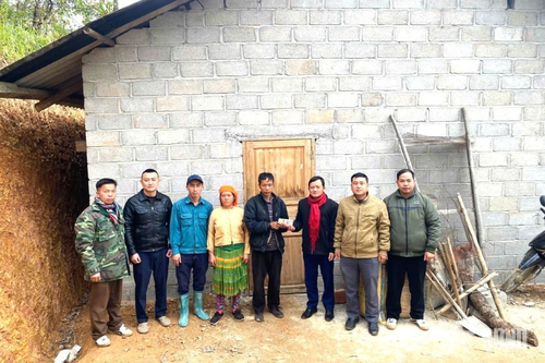 Bàn giao nhà ở cho hộ nghèo, hộ bị ảnh hưởng bão lũ xã Sơn Vĩ