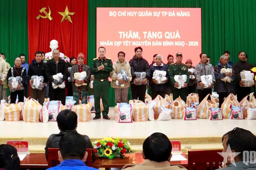 Bộ CHQS TP Đà Nẵng thăm, tặng quà nhân dân xã Hùng Sơn