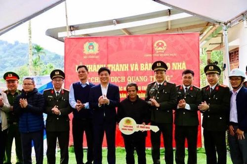 Công an Quảng Ngãi, Gia Lai bàn giao nhiều căn nhà trong 'Chiến dịch Quang Trung'