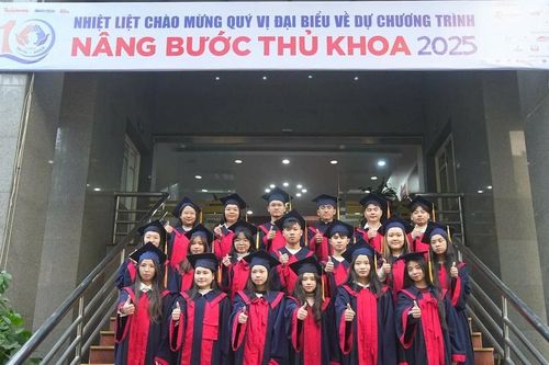 'Nâng bước thủ khoa' tại Hà Nội: Khi ước mơ giảng đường được tiếp sức từ yêu thương