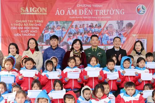 'Áo ấm đến trường' đến với thầy trò Trường PTDT Bán trú Tiểu học Sơn Vĩ, tỉnh Tuyên Quang