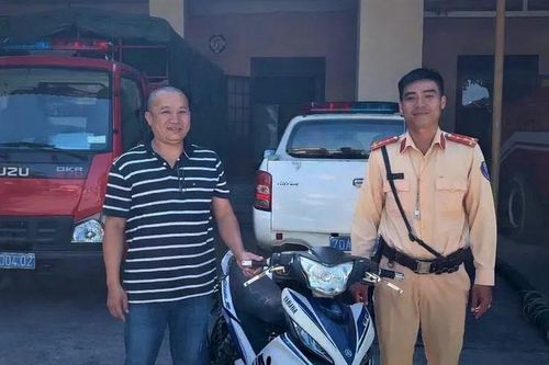Trao trả xe máy cho chủ nhân sau 12 năm bị mất trộm