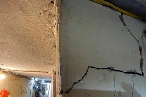 Người dân thấp thỏm sống trong căn nhà nứt, lún giữa Hà Nội