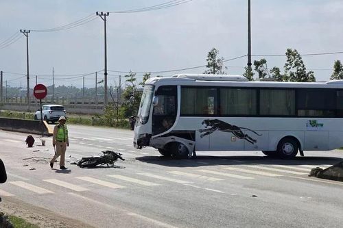 Xe máy nát bét sau va chạm với ô tô khách ở Quảng Trị