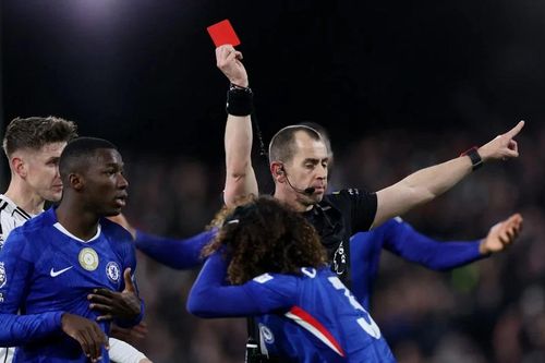 Cận cảnh tấm thẻ đỏ, Chelsea thua trận ở Ngoại hạng Anh