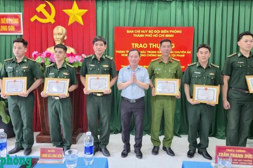 Trao thưởng thành tích xuất sắc trong đấu tranh chuyên án phòng chống ma túy và tội phạm