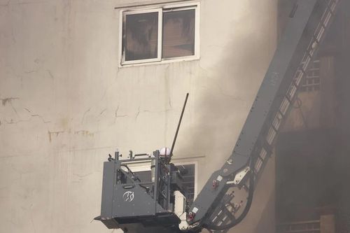 Hà Nội: Nhà cao tầng trên phố Lê Lợi cháy ngùn ngụt, có người mắc kẹt, có người nhảy từ tầng cao xuống mái nhà bên cạnh