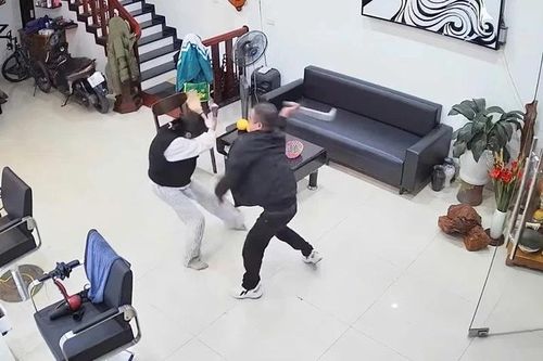 Tạm giữ người đàn ông cầm dao tấn công vợ con gây phẫn nộ