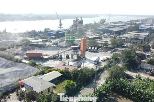 Lãnh đạo bị kiểm điểm, trạm bê tông trái phép ven sông Hồng vẫn hoạt động