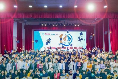 Nâng bước Thủ khoa 2025: Khi nghịch cảnh chỉ là 'bài test' của tuổi trẻ