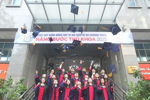 Nâng bước Thủ khoa tại Hà Nội: Hành trình của những giọt nước mắt hạnh phúc