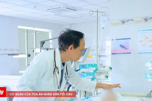 Bị thang máy kẹp cổ lúc làm việc, nam công nhân nguy kịch
