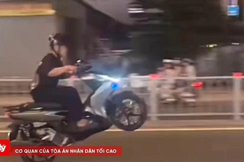 Lái xe 'bốc đầu' rồi khoe chiến tích trên mạng