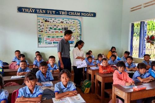 Giữ gìn bản sắc văn hóa từ việc dạy tiếng Ê Đê trong trường học