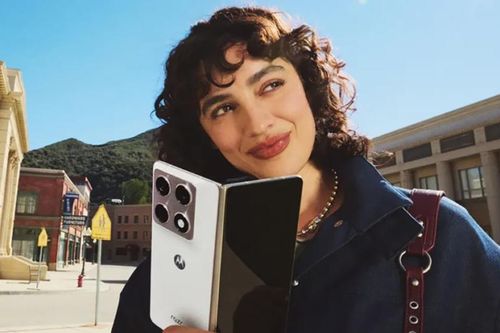 Motorola tuyên chiến Galaxy Z Fold 7 với chiếc Razr Fold đầu tiên