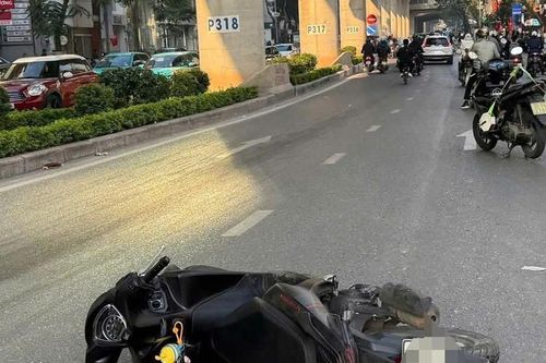 Hà Nội: Va chạm liên hoàn, người đàn ông tử vong sau khi văng vào ô tô