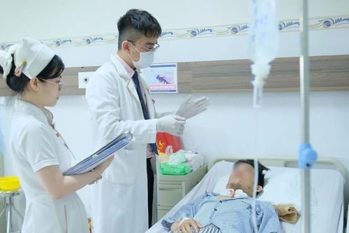 Nam thanh niên bị thang máy kẹp chặt vùng cổ
