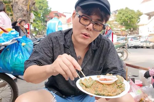 Khách nước ngoài thử món giá rẻ ở vỉa hè Hà Nội, khen ngon, vị như hải sản