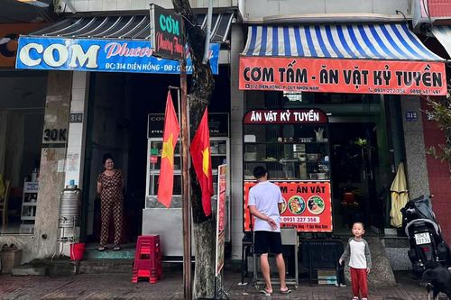 2 quán cơm sát vách ở Gia Lai bất ngờ gây sốt vì tình nghĩa hàng xóm